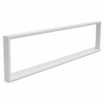 Weißer Aufbaurahmen für LED Panels 120 × 30 cm ohne Panel auf weißem Hintergrund