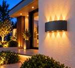 BRAYTRON LED Wandleuchte 8W Schwarz – Anwendungsbild mit Up-&-Down-Licht an Hausfassade