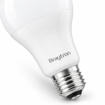 Detail des E27 Schraubsockels und weißen Gehäuses der Braytron A70 LED Birne