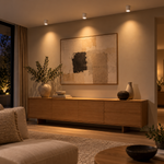 Anwendungsbeispiel der dimmbaren GU10 LED in weißen Deckenstrahlern mit warmweißem Licht im Wohnzimmer