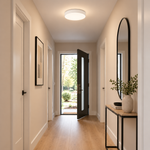 Runde LED Sensor-Deckenleuchte mit 28 cm Durchmesser im modernen Flur ohne Personen