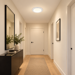 Flache LED Sensor-Deckenleuchte mit 22 cm Durchmesser mittig im modernen Flur ohne Personen