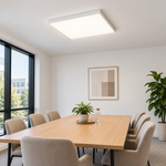 LED Deckenleuchte Backlite 62 × 62 cm als Aufbauleuchte über einem Besprechungstisch im Büro