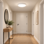 Weiße LED Sensor-Deckenleuchte mit 28 cm Durchmesser im modernen Flur ohne Personen