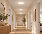 Drei runde LED Einbaupanels mit warmweißem Licht, mittig entlang einer modernen Flurdecke angeordnet.