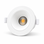 Weiß-weißer LED Einbauspot 9W CCT in leichter Seitenansicht mit tiefem glattem Innenreflektor