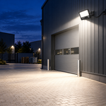 MUNDOTEC LED Flutlichtstrahler bis 100W beleuchtet einen Hof vor einer Lagerhalle