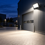 MUNDOTEC LED Flutlichtstrahler bis 200W beleuchtet einen Hof vor einer Lagerhalle