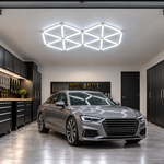 LED Hexagon Set mit 12 Lichtsegmenten und 6500 K über einer grauen Limousine ohne Emblem in der Garage