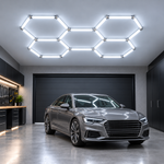 LED Hexagon Set mit fünf Waben und 6500 K über einer grauen Limousine in der Garage