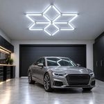 Sternförmiges LED Hexagon Set mit sechs Lichtsegmenten und 6500 K über einer grauen Limousine ohne Emblem