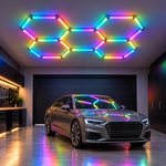 RGB-IC Hexagon-Beleuchtung mit fünf Waben über einer grauen Limousine ohne Emblem in der Garage