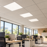 Mikroprismatische LED Panels 62 × 62 cm als Rasterdeckenbeleuchtung im Büro