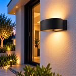 LED Wandleuchte Aero Up Down 6W Anthrazit – warmweiß beleuchtete Hausfassade bei Abenddämmerung