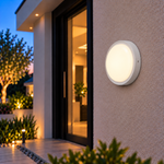 Runde weiße LED Außenwandleuchte 18W am Hauseingang mit warmweiß leuchtender Front