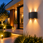 MUNDOTEC LED Wandleuchte 4W Schwarz – zwei Lichtpunkte oben und unten an Hausfassade
