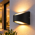 LED Außenwandleuchte Nexa Up Down an moderner Hausfassade bei Dämmerung