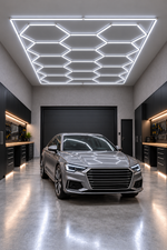 PRO LED Hexagon Set mit 14 Waben und Außenrahmen längs über einer grauen Limousine in einer Garage
