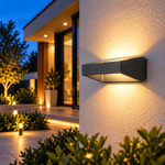 Solara LED Up Down Außenwandleuchte Anthrazit mit warmweißem Licht an Hausfassade