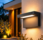 Zeno LED Außenwandleuchte an moderner Hausfassade bei Dämmerung